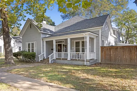 1007 S Magnolia St, Hearne, TX 77859