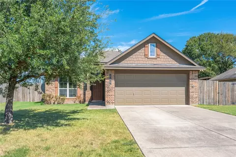 604 Heritage Dr, Navasota, TX 77868
