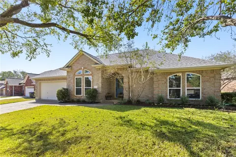 2310 S Pioneer Trl, Bryan, TX 77808