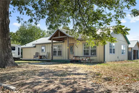 805 W Fawn St, Caldwell, TX 77836
