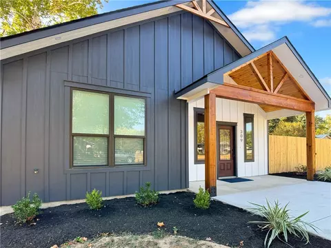 309 W 9th St, Hearne, TX 77859