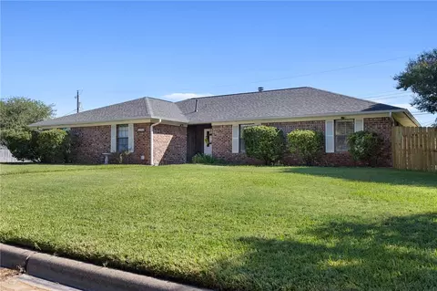 3720 Brighton Dr, Bryan, TX 77802 photo 3