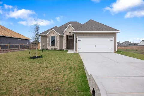 377 Harvest Lake Dr, Snook, TX 77878