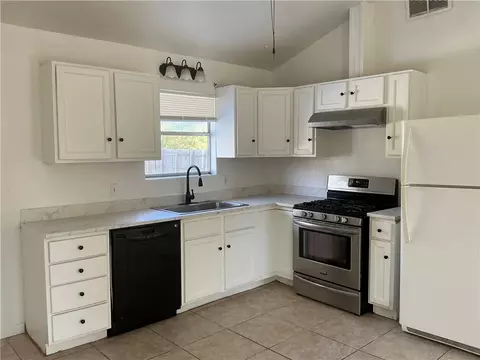 710 Dumas Dr, Bryan, TX 77803 photo 2