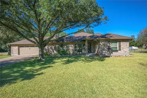 2002 Pinewood Dr, Bryan, TX 77807