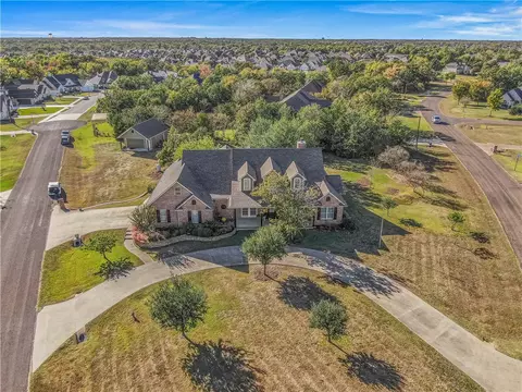 4691 River Valley Dr, Bryan, TX 77808