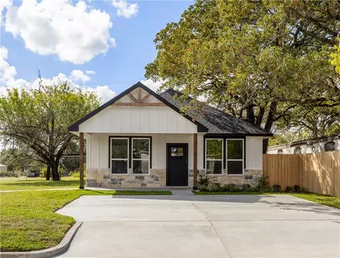 2903 Woodknoll Dr, Bryan, TX 77803