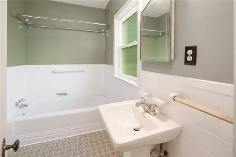 Bath - 706 E 30th St, Bryan, TX 77803 photo 4 of 7