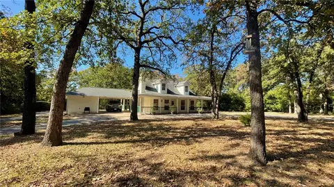 196 Woodland Dr, Hearne, TX 77859