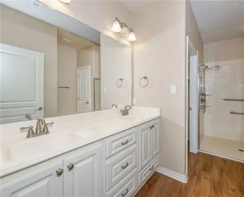 Bath - 2109 Ella Ln, Bryan, TX 77802 photo 1 of 2