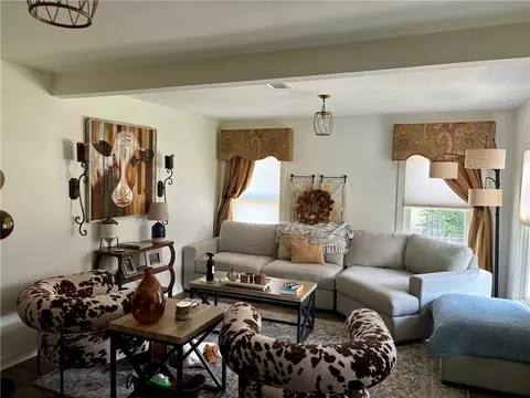 Living - 504 S Pine St, Calvert, TX 77837 photo 1 of 3