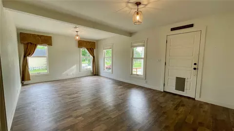 Living - 504 S Pine St, Calvert, TX 77837 photo 2 of 3