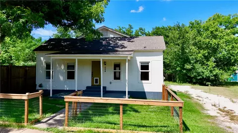 504 S Pine St, Calvert, TX 77837