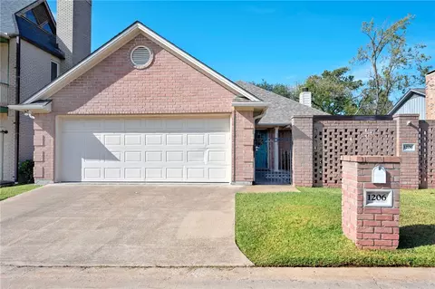 1206 Brook Hollow Ct, Bryan, TX 77802