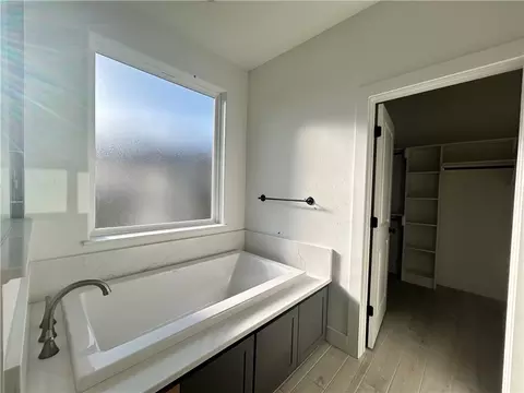 Bath - 5010 Grayson Way, Bryan, TX 77802 photo 3 of 7