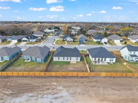 2502 Lightfoot Ln, Bryan, TX 77803 photo 3