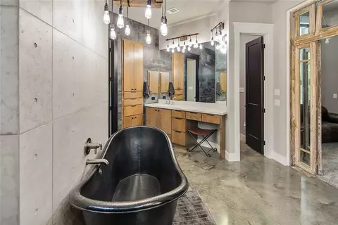 Bath - 2900 Embers Ct, Bryan, TX 77808 photo 2 of 5