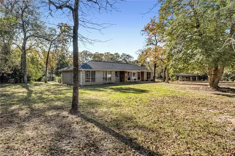6 W Trail Ln, Hilltop Lakes, TX 77871