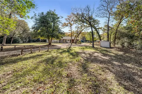 6 W Trail Ln, Hilltop Lakes, TX 77871