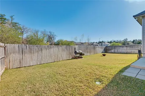 2004 Dumfries Dr, Bryan, TX 77807 photo 2