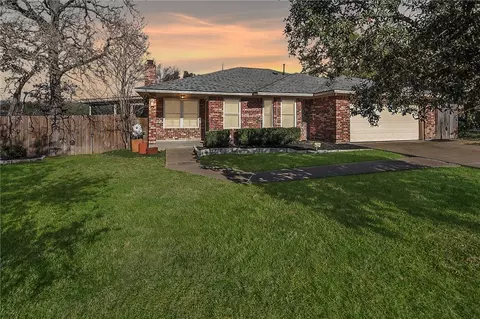 3601 Brighton Dr, Bryan, TX 77802