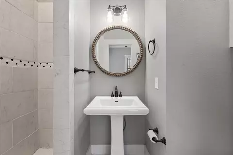 Bath - 712 E 28th St, Bryan, TX 77803 photo 3 of 5
