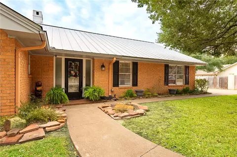 3616 Sweetbriar Dr, Bryan, TX 77802