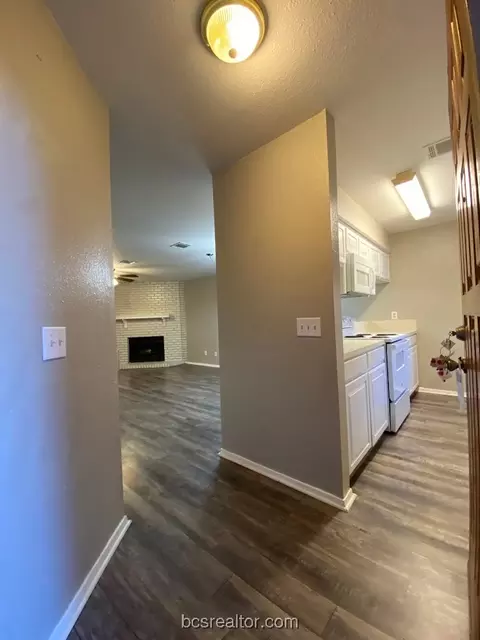 1305 W Villa Maria Road E202, Bryan, TX 77801