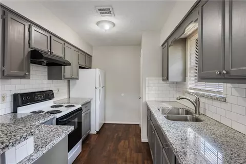 1003 E 24th St, Bryan, TX 77803