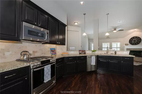 3045 Peterson Cir, Bryan, TX 77802 photo 11