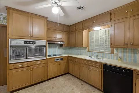 Kitchen - 506 Maple St, Calvert, TX 77837 photo 3 of 4
