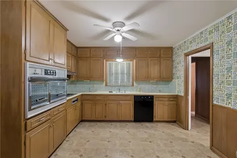Kitchen - 506 Maple St, Calvert, TX 77837 photo 2 of 4