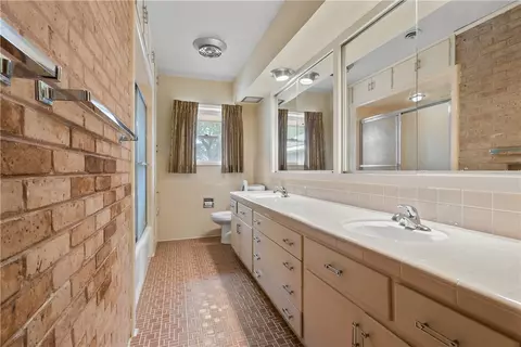 Bath - 506 Maple St, Calvert, TX 77837 photo 2 of 3