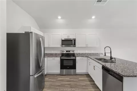 Kitchen - 6018 Crest Bridge Ct, Bryan, TX 77807 photo 1 of 2