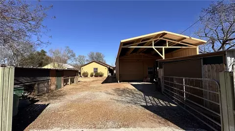 404 Wilson St N, Madisonville, TX 77864