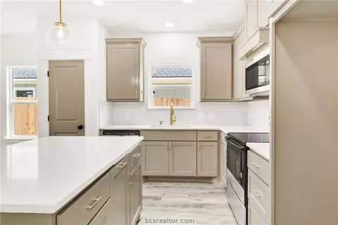 Kitchen - 209 Lock Ln, Bryan, TX 77803 photo 3 of 4