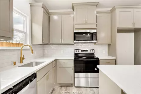 Kitchen - 209 Lock Ln, Bryan, TX 77803 photo 4 of 4