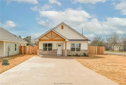 209 Lock Ln, Bryan, TX 77803