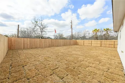 Exterior - 209 Lock Ln, Bryan, TX 77803 photo 2 of 4