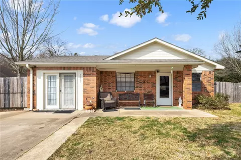 2405 Woodbend Dr, Bryan, TX 77803
