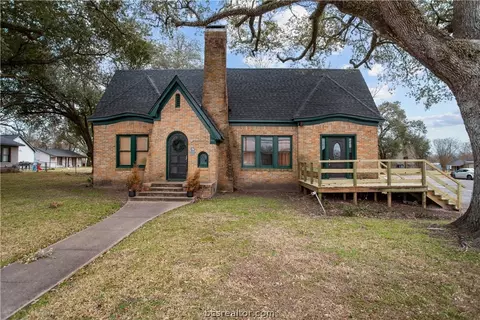 706 E Main St, Madisonville, TX 77864