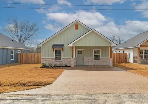 207 Lock Ln, Bryan, TX 77803