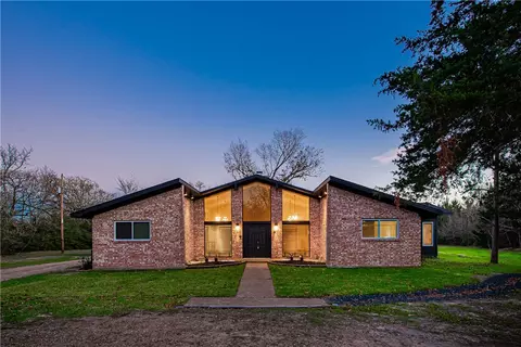 5004 Enchanted Oaks Dr, College Station, TX 77845