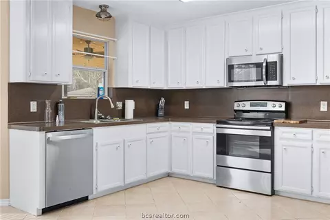 Kitchen - 70 Lakeside, Trinity, TX 75862 photo 2 of 2