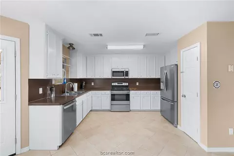 Kitchen - 70 Lakeside, Trinity, TX 75862 photo 1 of 2
