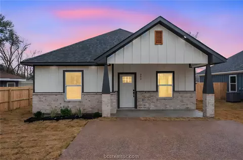 203 Lock Ln, Bryan, TX 77803