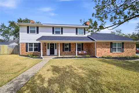 2105 Briar Oaks Dr, Bryan, TX 77802