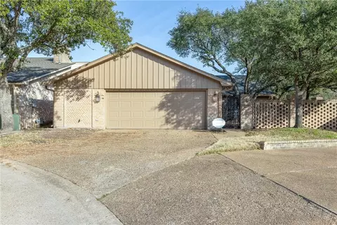 1214 Brook Hollow Ct, Bryan, TX 77802