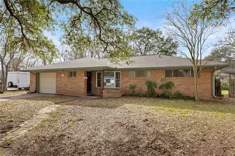 906 Briar Cliff Dr, Bryan, TX 77802