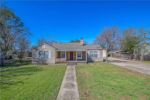 706 Edgemore Dr, Bryan, TX 77802